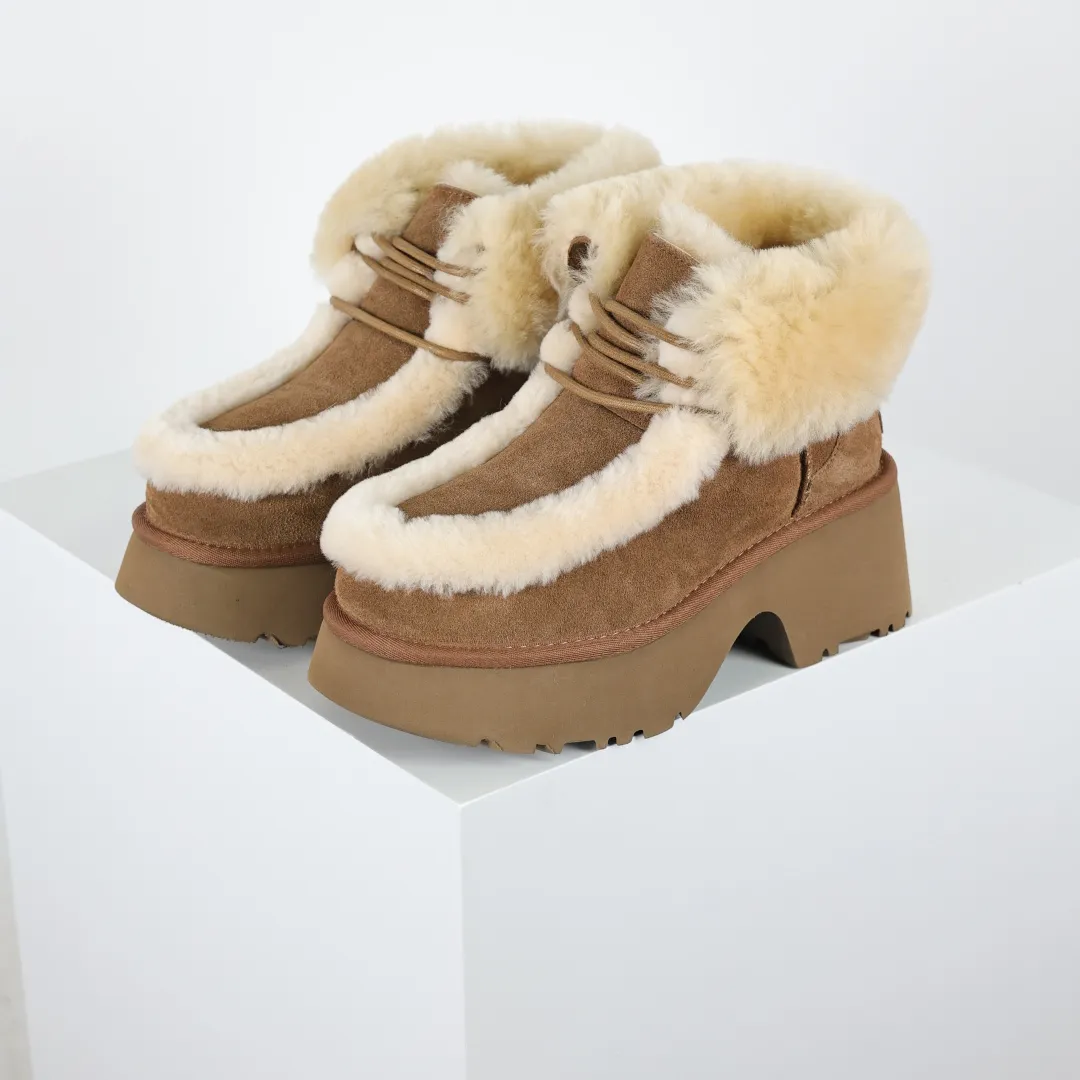 Pick up locally 💰700 Core recommended good price Independently developed original outsole, cashmere insole, keeping warm in winter, suitable for home use. In recent years, uug has launched a style series, which is partially skewed towards the preferences of young consumers, and has also been at the forefront of fashion trends. Shoe body material, water-repellent coated suede upper, 17mm UGGPURE™ implanted wool insole, lightweight non-slip and comfortable rubber outsole, with brand LOGO, complete packaging, size: 35 36 37 38 39 40